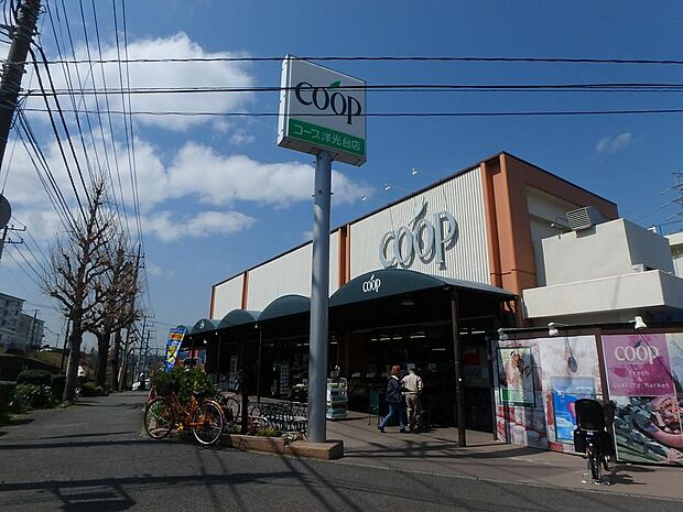 食べ物の安心はもとより、安心して暮らせる地域社会をめざすコープのお店。コープ商品、産直・産地指定商品をはじめ、生鮮品から日用雑貨まで取り扱っています。