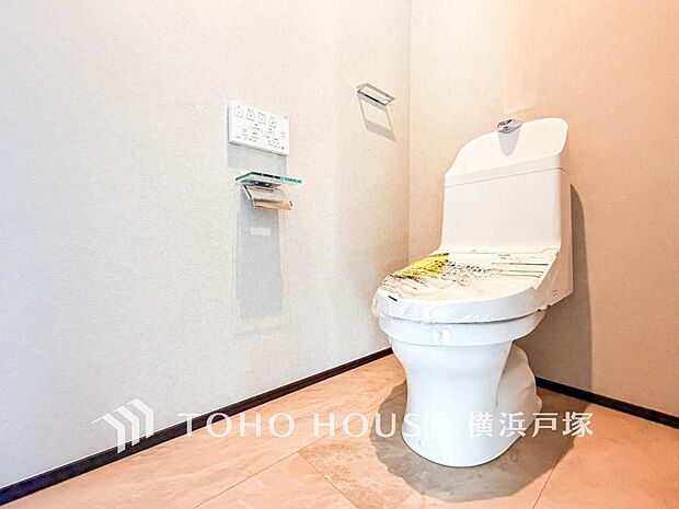快適な温水洗浄便座付きトイレは、家族みんなが気持ち良く使える清潔感あふれる空間です。便利なリモコン操作で、日々の暮らしをサポートします。(C号棟)