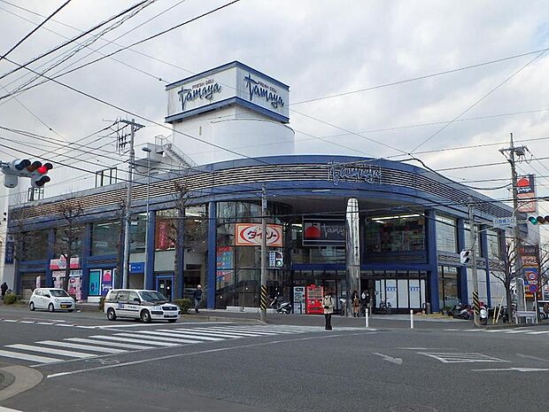 地下駐車場完備で雨の日でも濡れずに店内に入れます。2階には100円ショップもあるので毎日のお買い物のついでに立ち寄れます。