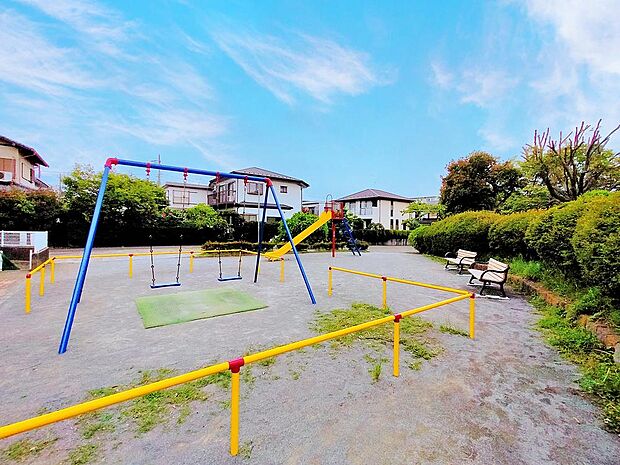 野球場、大きな広場、遊具スペースから構成された広大な公園。滑り台やブランコ、砂場などの遊具があり、子どもたちが安全に遊べる環境が整っています。