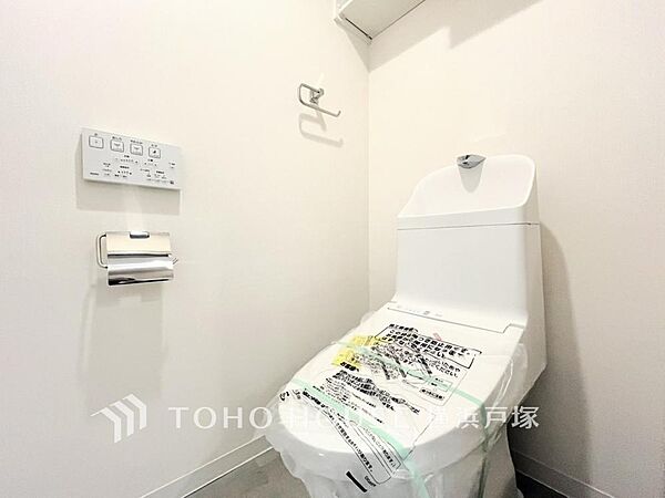 十分な広さと清潔感のあるカラーで纏まったおトイレ。時間に余裕とゆとりを持たせます。