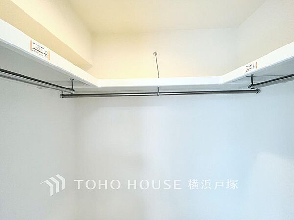 奥行きあるクローゼットを採用。衣装ケースや、掃除機といった物を収納できるような造りになっております。