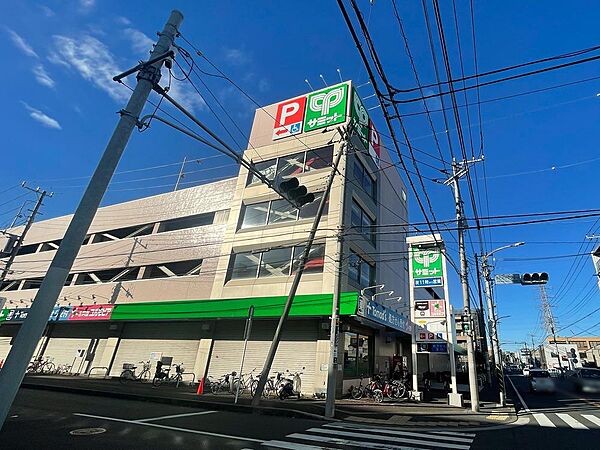 新鮮な野菜から魚・お肉など毎日食卓を飾る商品を多数揃えるスーパー。スマホ決済各種にも対応しています。駐車場173台完備。