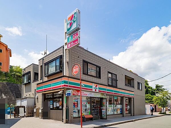 飲食料品や生活雑貨を取り揃え、周辺住民や通勤・通学者に便利なサービスを提供しています。ATMや宅配便受付などもあり、地域の暮らしをサポートしています。