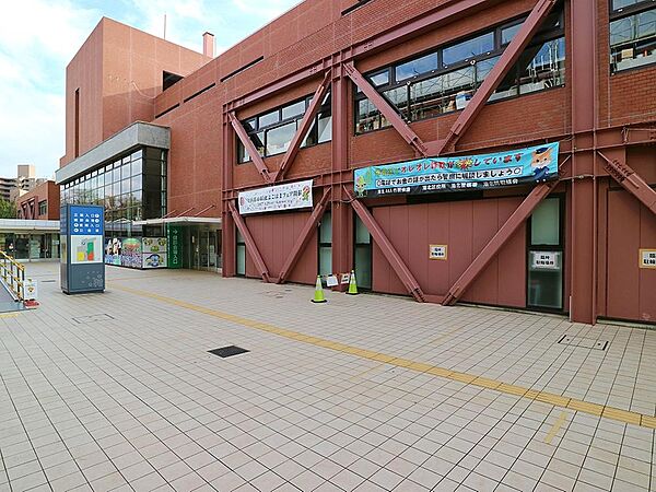 お引越し後の申請や手続きなど、ご利用されることも多い区役所。月～金曜日の午前8時45分～午後5時開庁。第2、第4土曜日の午前中も戸籍課や保険年金課など一部業務は取り扱っています。