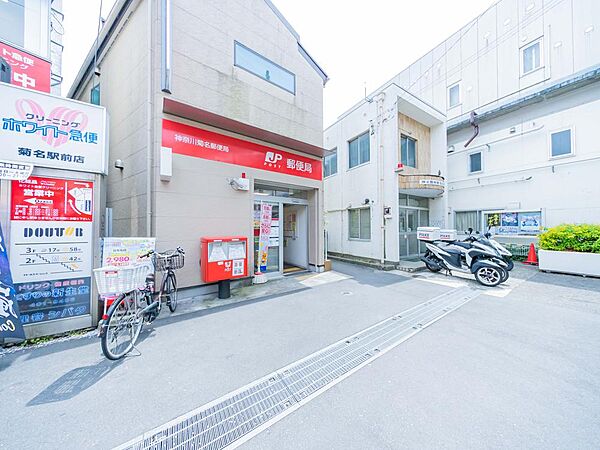 郵便物や荷物の引受・配達、切手やはがきの販売などを行う施設です。ゆうちょ銀行の貯金や送金、保険の手続きなどにも対応しており、地域の暮らしを支える身近な公共サービスの拠点となっています。