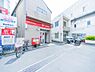 周辺：郵便物や荷物の引受・配達、切手やはがきの販売などを行う施設です。ゆうちょ銀行の貯金や送金、保険の手続きなどにも対応しており、地域の暮らしを支える身近な公共サービスの拠点となっています。