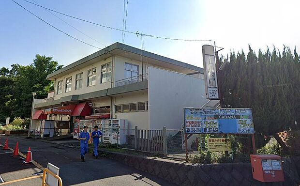 「平戸ショッピングセンター」は、食料品や日用品の調達に便利な地域の買い物拠点です。複数の店舗が入居しており、日常に必要な物がスムーズに揃います。駐車場完備で、お車での立ち寄りや大きな買い物も安心です。