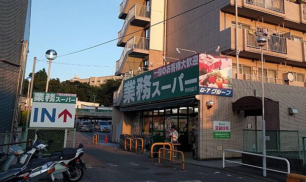 高コスパな大容量食材や冷凍食品が充実する「業務スーパー芹が谷店」。日々の食費を抑えたいご家庭に頼もしい買い物スポットです。駐車場を併設しており、まとめ買いや大型商品の購入時も車で快適に利用できます。
