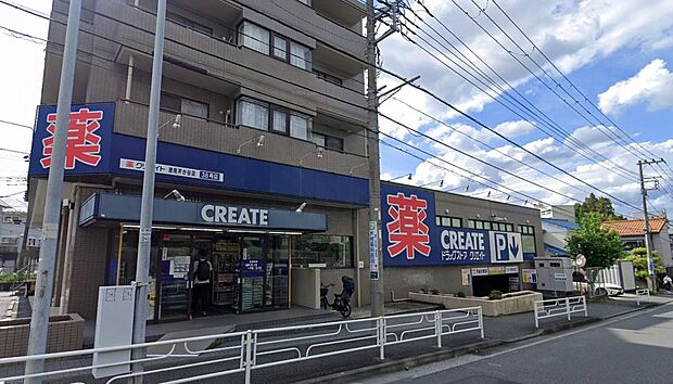 「クリエイトエス・ディー港南芹が谷店」は、ヘルスケア用品から食料品まで幅広く展開するドラッグストア。駐車場完備でお車での買い出しもラクラクです。日々の生活に必要なものが便利に揃う心強いお店です。