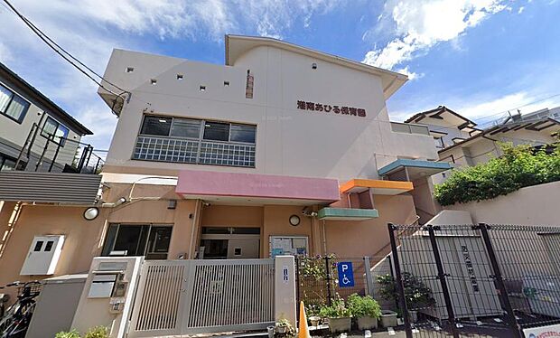「港南あひる保育園」は、児童一人ひとりに寄り添う丁寧な保育を提供する施設です。のびのびと過ごせる環境が整い、子育て世帯に安心感を与えてくれます。日々の通園がしやすく、子育てしやすい環境を叶えます。