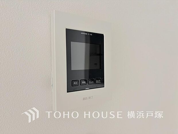 誰が来てもわかる様にモニター付きインターホンを設置。家事導線を考慮した個所に設置し、防犯性と利便性に優れ快適と安らぎを合わせた優しい設計。