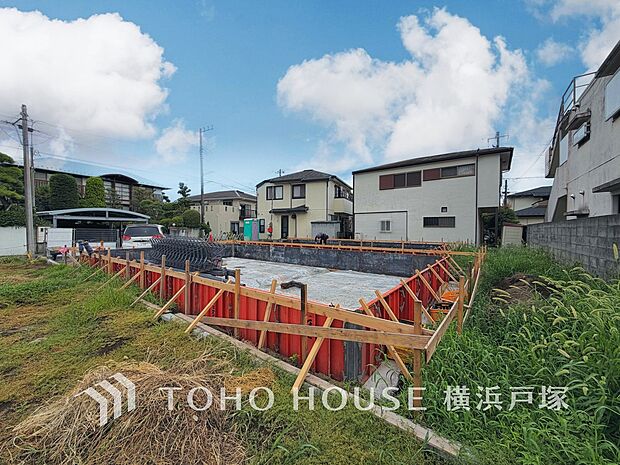 爽やかな青空の下に贅沢なほどに降り注ぐ陽光とクオリティが調和した住空間。