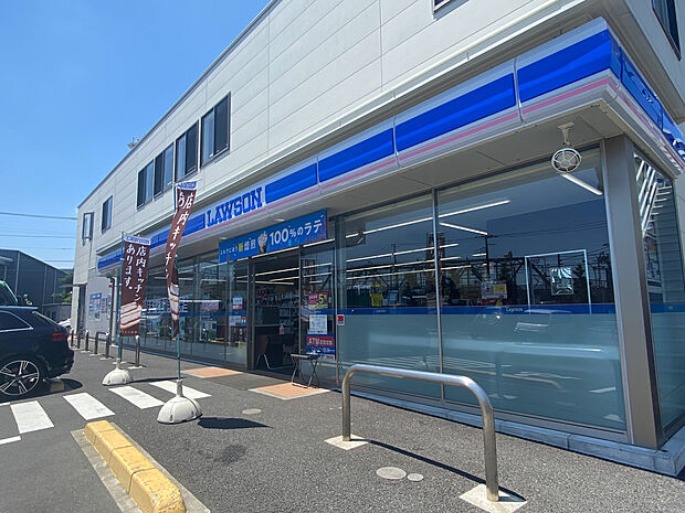 ローソン 藤沢一本松店(950m)食品や飲料、日用品などを扱うコンビニ。24時間営業で、日常の買い物にも利用できます。