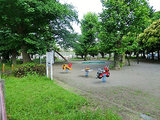 烏森公園(1300m)遊具やベンチ・トイレが整い子どもの遊び場として利用されています。春は桜やイチョウの紅葉が楽しめ、藤沢本町駅から徒歩約9~10分とアクセス良好で周辺は住宅街です。