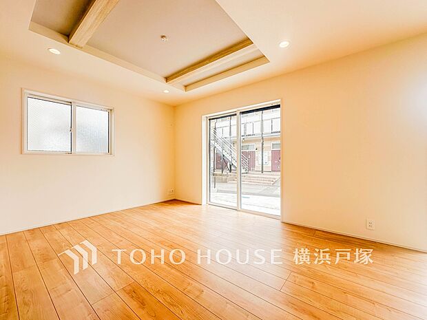 【Living room】ここにはみんなが集い、食事と楽しい会話が始まる。話に夢中になりすぎて、ついつい時を忘れてしまう。そんな束の間の幸せを感じさせてくれる場所。
