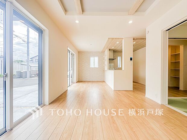 【Living room】一日の中で多くの時間を過すことになる住まいだからこそ、いつも穏やかな空間であるように心掛けています。構成する建材などへの配慮が、住まう方の健康を守ります。
