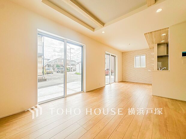 【Living room】柔らかな色合いのフローリングと清潔感の溢れるクロスが明るい空間を創り出しているリビングダイニング。憩いの場に相応しく、ここで楽しむ家族の時間が絆をより深めてくれそうです。