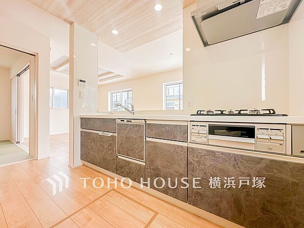 【Kitchen】ご家族みんなで調理ができる位のスペースを実現したキッチン空間となっております。みんなで作った料理を召し上がりながらの会話は、どのような物になるのでしょうか。