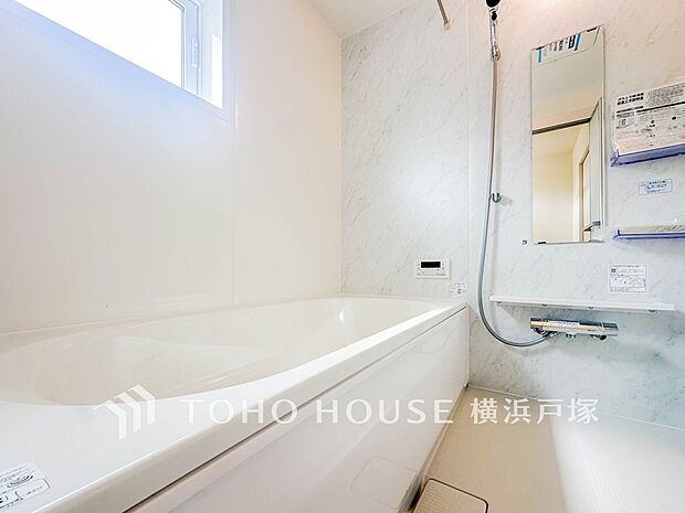 【Bathroom】1日の疲れを取り心身を癒すことができる住まいの中のリラクゼーション空間、リラックスできるよう優しいカラーをチョイスしました。時を忘れるほどのんびりできる空間に。