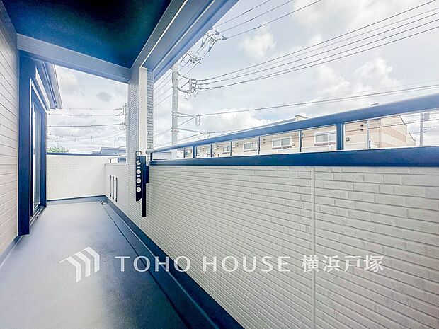 【Balcony】太陽に愛された邸は、陽当り・通風に優れた魅力的で快適さを追求した邸宅でした。ここに住むからこそ意味がある。そんな特別感に浸りながら、毎日をお過ごしして欲しいです 。