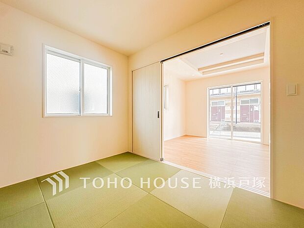 【Japanese-style room】和室があることで落ち着きと癒しの空間が生まれます。来客時の客室としても利用できますし、お子様のプレイルームやお昼寝に最適なお部屋です。