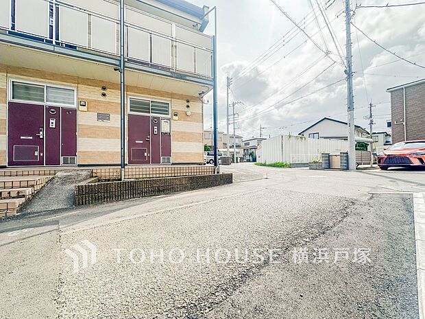 【Frontal road】周辺に建ち並ぶ邸宅も、それぞれに個性がありながらも全体的に瀟洒な雰囲気を醸し出している邸宅街の一角。