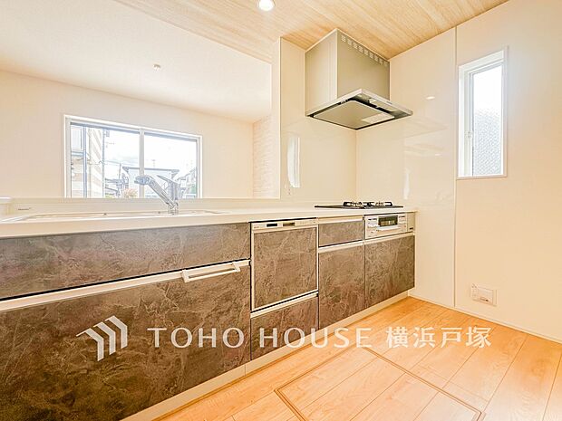 【Kitchen】長い時間滞在するキッチンだからこそ、食事の準備を楽しい時間に、忙しい時でもスムーズに無駄なく作業できる、お手入れも簡単にできるなど、毎日を楽しくするキッチンスペースに仕上げました。