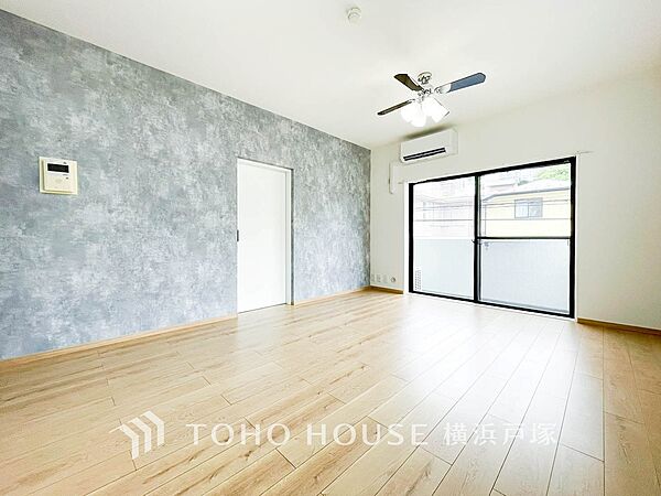 【Living room】光と風が溢れる開放的なリビングダイニングには自然と家族みんなが集まってきます。明るく穏やかな空気の中で飲んだり、食べたり、笑ったり。