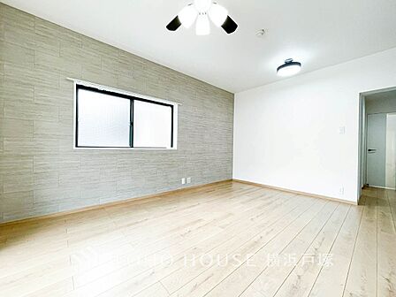 【Living room】広々としたリビングダイニングは、シックでモダンな内装。落ち着いた雰囲気に包まれて、伸びやかな空間の中で、ゆったりと家族団らんのひとときを過ごせます。