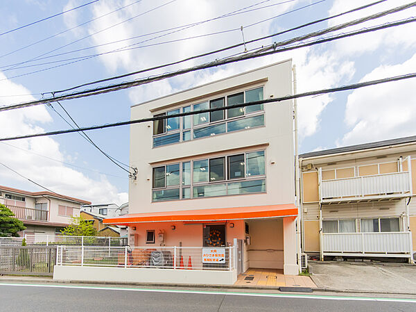 大岡おひさま保育園(160m)家庭的な雰囲気の中で、子どもらしくのびのびとすごせる環境をモットーとする保育園。