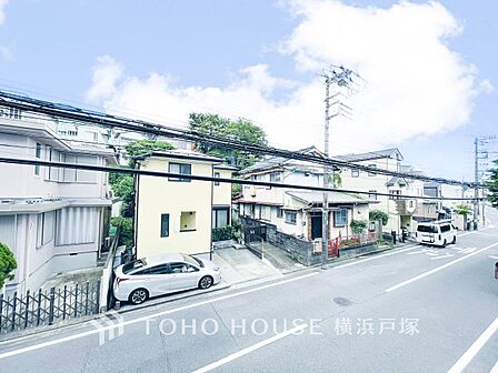 【View】手を伸ばせば、ふれることが出来そうな環境が、そのままインテリアになったような印象です。その豊かな眺望にふさわしい空間には、通風・採光にも優れ、心地よい光と風があふれています。