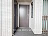 玄関：【Entrance】お客様をお迎えする玄関は落ち着いた雰囲気。帰り着くたびに洗練されたテイストの空間に迎えられ誇りと喜びを感じる玄関まわりです。