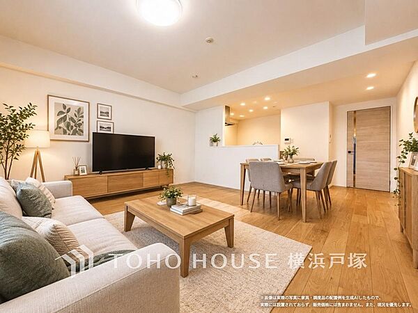 【Living room】柔らかな色合いのフローリングと清潔感の溢れるクロスが明るい空間を創り出しているリビングダイニング。憩いの場に相応しく、ここで楽しむ家族の時間が絆をより深めてくれそうです。