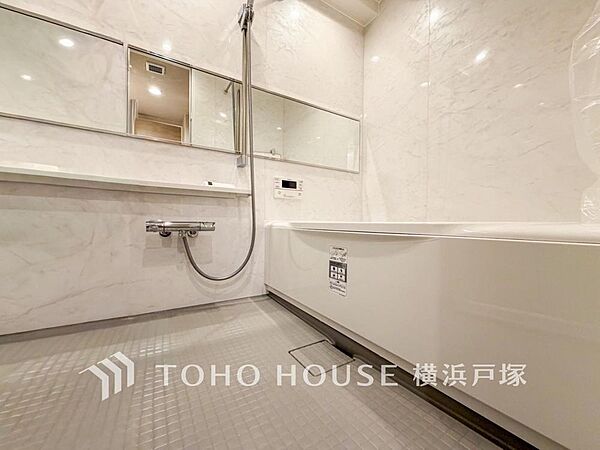 【Bathroom】1日の疲れを癒すバスルームは、心地よいリラックスを叶える清潔感溢れる美しい空間です。心からゆったりと寛いでいただけるよう、ゆとりのスペースを確保してます。