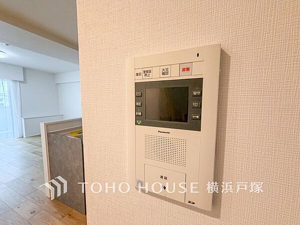 【Video intercom】誰が来てもわかる様にモニター付きインターホンを設置。家事導線を考慮した個所に設置し、防犯性と利便性に優れ快適と安らぎを合わせた優しい設計。