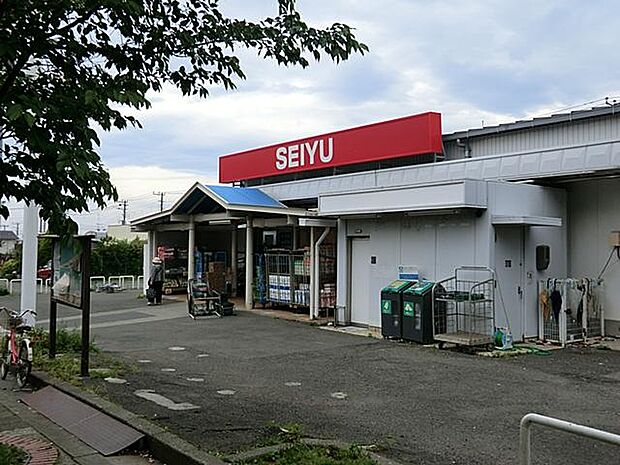 七里ガ浜の住宅街中心部に位置する使い勝手の良いスーパー。生鮮食品や日用品がリーズナブルな価格で手に入り、高台に住む近隣住民の日常の買出し拠点として便利に利用されています。