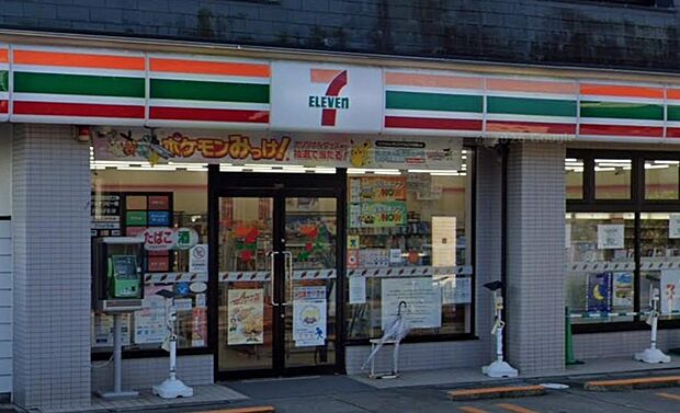 稲村ガ崎エリアの主要道路沿いにある立ち寄りやすいコンビニ。定評のあるお弁当やセブンカフェが揃い、近隣住民の日常使いはもちろんドライブや散策途中のサッとした用足しに便利です。