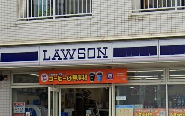 由比ガ浜・坂ノ下エリアの海岸近くに位置するコンビニ。人気のお惣菜やマチカフェが充実しており、近隣住民の買い物から観光・ドライブ中の休憩まで大活躍しています。