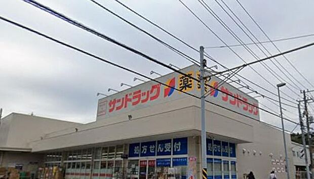 常盤エリアの主要道路沿いにある大型駐車場完備のドラッグストア。豊富な医薬品やコスメ、日用品が手頃な価格で手に入り、まとめ買いや日常の買い出しに大変頼りになります。