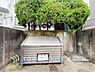 その他：【Garbage area】管理体制が行き届いた共同ごみ置き場は、きれいに整理されており、気持ちよく利用できます。日々のごみ出しもスムーズに行える、使いやすい共用設備です。