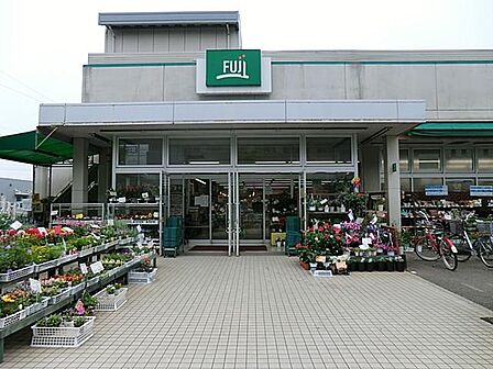 営業時間は9:30から22:00です。新鮮な生鮮品や豊富な品揃えが特徴で、地域の皆様に愛されるお店作りを目指しています。