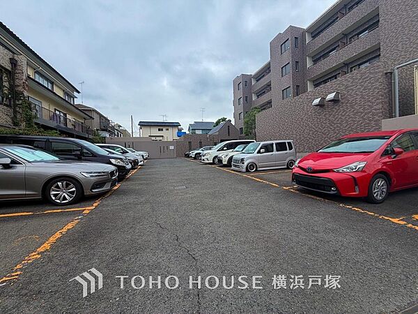 「Car space」敷地内駐車場で安心と快適をプラス。移動も便利でスムーズ（空き状況はお問合せ下さい）
