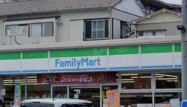 永田北2丁目の生活道路沿いに佇む地域密着型のコンビニ。定番のファミチキや淹れたてコーヒーが揃い、近隣住民の日常使いやサッとした買い物に大変役立っています。