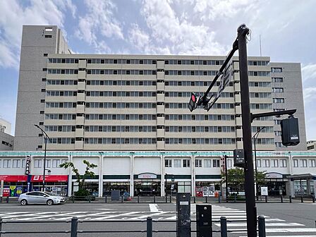 新鮮な生鮮食品や日用品を豊富にそろえ、湘南台駅から徒歩圏内で便利に買い物できます。駅近くで日常の買い物に使いやすい店舗です。