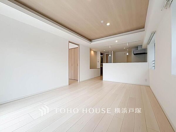 光が注がれる青い空から鮮やかに赤色にゆっくりと染まる。そんな優しい時間がここでは流れてゆく。