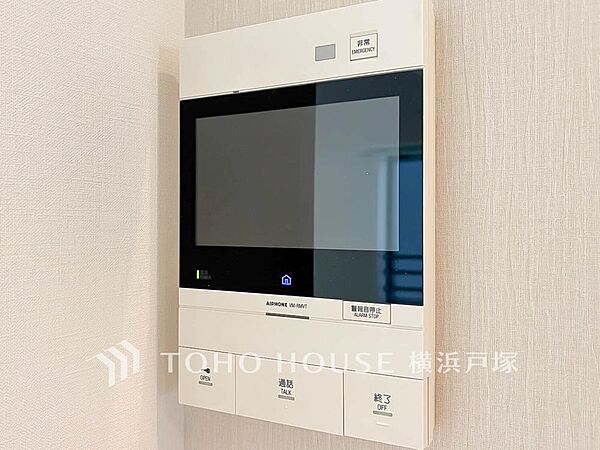 誰が来てもわかる様にモニター付きインターホンを設置。家事導線を考慮した個所に設置し、防犯性と利便性に優れ快適と安らぎを合わせた優しい設計。