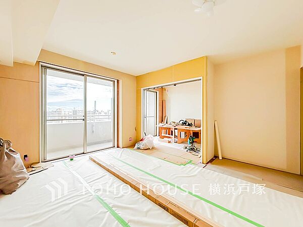 【Living room】明るく開放的な空間が広がるLDK。室内には豊かな陽光が注ぎ込み、爽やかな住空間を演出。（2026年9月撮影）