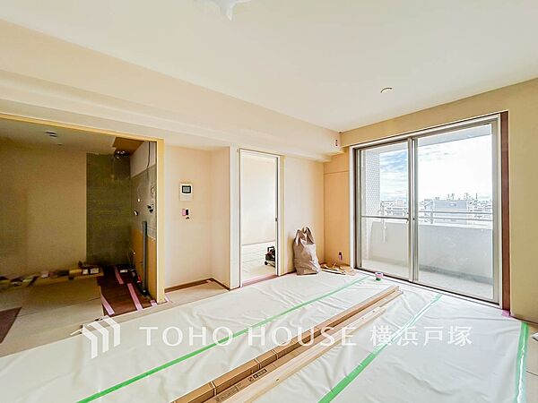 【Living room】ご家族やお客様との時間等、多くの時を刻む空間。何気なく過ぎる時でさえも上質な一時となる快適な空間を。（2026年9月撮影）