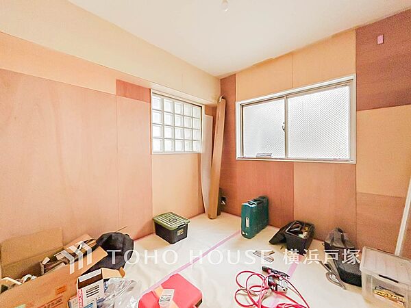 【Room】大きな窓からたっぷりと陽光が注がれる明るい空間。家族の成長に対応できる永住仕様の間取り。時を忘れて過ごす場所として過ごせるお部屋。（2026年9月撮影）